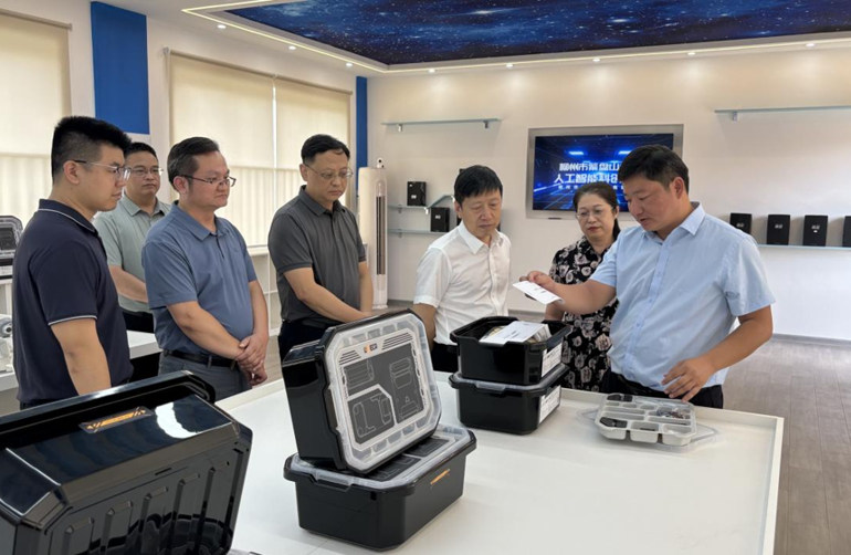 利来友赴柳调研新华人工智能科创教室